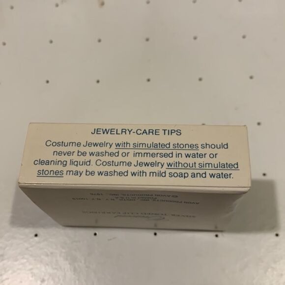 Vintage Avon Crescent Silver Toned Clip Earrings Hoops Hammered 1976 - Picture 7 of 7